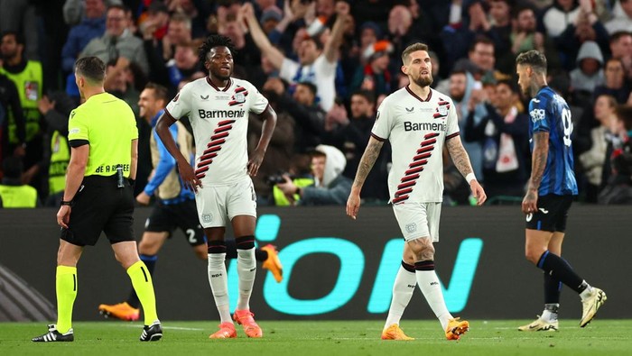 Soccer Football - Europa League - Final - Atalanta v Bayer Leverkusen - Aviva Stadium, Dublin, Ireland - May 22, 2024 Bayer Leverkusens Robert Andrich and Edmond Tapsoba react after Atalantas Ademola Lookman scores their third goal REUTERS/Andrew Boyers