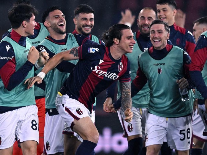 BOLOGNA, ITALY - MAY 20: Riccardo Calafiori of Bologna FC celebrate after scoring goal 1-0 during the Serie A TIM match between Bologna FC and Juventus at Stadio Renato Dall'Ara on May 20, 2024 in Bologna, Italy. (Photo by Image Photo Agency/Getty Images)