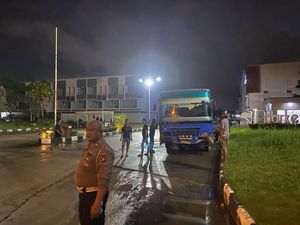 Hilang Kendali, Bus di Batam Seruduk Mobil dan 9 Motor