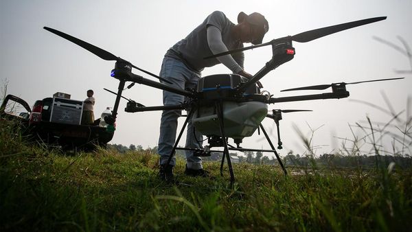 Canggih! Petani Sukoharjo Pakai Teknologi Drone untuk Pertanian