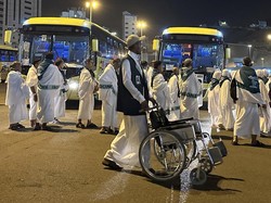 Tarif Sewa Jasa Dorong Kursi Roda Saat Haji dan Ciri-ciri Petugasnya