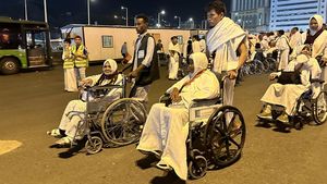 Dear Jemaah Lansia, Ini Ciri Pendorong Kursi Roda Resmi Masjidil Haram