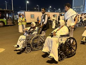 Dear Jemaah Lansia, Ini Ciri Pendorong Kursi Roda Resmi Masjidil Haram Dear Jemaah Lansia, Ini Ciri Pendorong Kursi Roda Resmi Masjidil Haram