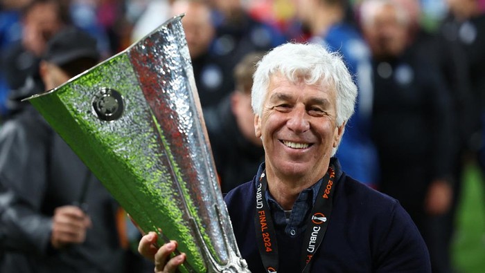 Soccer Football - Europa League - Final - Atalanta v Bayer Leverkusen - Aviva Stadium, Dublin, Ireland - May 22, 2024 Atalanta coach Gian Piero Gasperini celebrates with the trophy after winning the Europa League REUTERS/Hannah Mckay