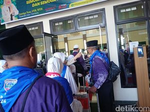 Imbas Banjir, JCH Asal OKU Timur Terlambat 5 Jam Masuk Asrama Haji Imbas Banjir, JCH Asal OKU Timur Terlambat 5 Jam Masuk Asrama Haji