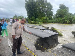 Jembatan Kawanua Malteng Amblas Diterjang Banjir, Akses Lalin Lumpuh Total