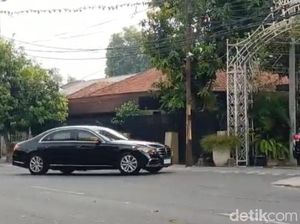 Ini Sebabnya Meski Pakai Mobil Antipeluru, Ada Motor di Sisi Kiri-Kanan Konvoi Jokowi Ini Sebabnya Meski Pakai Mobil Antipeluru, Ada Motor di Sisi Kiri-Kanan Konvoi Jokowi