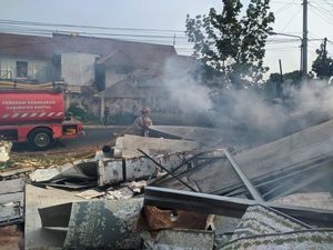Gegara Percikan Api Mesin Las, Gudang Rongsok di Bantul Terbakar Gegara Percikan Api Mesin Las, Gudang Rongsok di Bantul Terbakar