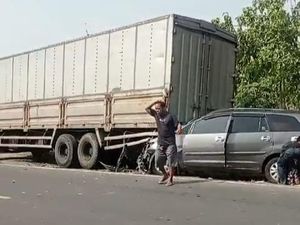 Sopir Innova Terjepit Usai Tabrak Truk Parkir di Bojonegoro Sopir Innova Terjepit Usai Tabrak Truk Parkir di Bojonegoro