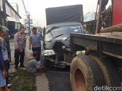 Pecah Ban, Grand Max Hantam APV di Jalan Pedan-Cawas Klaten