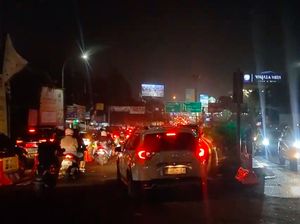 Video: Warga Mau ke Puncak Terjebak One Way Hampir 8 Jam Video: Warga Mau ke Puncak Terjebak One Way Hampir 8 Jam