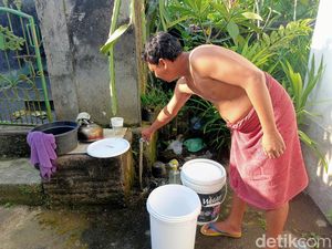Sulitnya Warga Dapat Air Bersih di Tengah Penyelenggaraan WWF di Bali Sulitnya Warga Dapat Air Bersih di Tengah Penyelenggaraan WWF di Bali