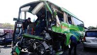 Kondisi Bus Study Tour yang Tabrak Truk di Tol Jombang