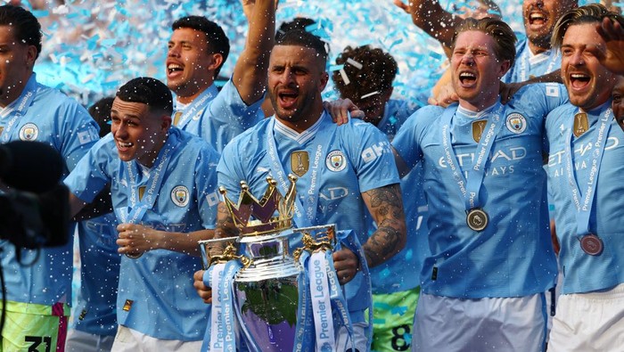 Soccer Football - Premier League - Manchester City v West Ham United - Etihad Stadium, Manchester, Britain - May 19, 2024  Manchester Citys Kyle Walker and teammates celebrate with the trophy after winning the Premier League Action Images via Reuters/Lee Smith EDITORIAL USE ONLY. NO USE WITH UNAUTHORIZED AUDIO, VIDEO, DATA, FIXTURE LISTS, CLUB/LEAGUE LOGOS OR LIVE SERVICES. ONLINE IN-MATCH USE LIMITED TO 120 IMAGES, NO VIDEO EMULATION. NO USE IN BETTING, GAMES OR SINGLE CLUB/LEAGUE/PLAYER PUBLICATIONS. PLEASE CONTACT YOUR ACCOUNT REPRESENTATIVE FOR FURTHER DETAILS..