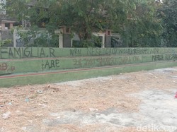 Coretan-Rumput Liar Kotori Lapangan Basket GOR Singalodra