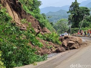 Longsor Tutup Jalur Poros Maros-Bone di Tompo Ladang, Lalin Macet 5 Km Longsor Tutup Jalur Poros Maros-Bone di Tompo Ladang, Lalin Macet 5 Km