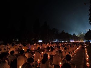 Khidmatnya Masyarakat Multikultur Bermeditasi di Candi Borobudur