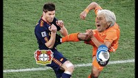 Meme Gasperini menendang Xabi Alonso usai Atalanta menyungkurkan Leverkusen. Foto: dok. Internet/X (Twitter)