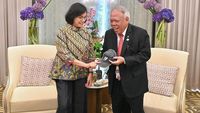 Momen Gemas Sri Mulyani dan Topi Legend Pak Bas