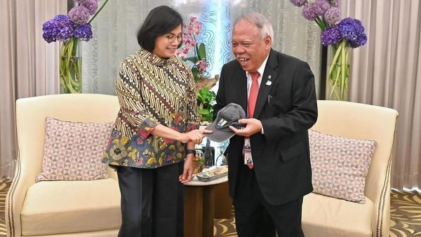 Momen Gemas Sri Mulyani dan Topi Legend Pak Bas