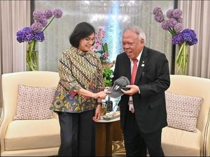 Momen Gemas Sri Mulyani dan Topi Legend Pak Bas
