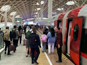 Momen Long Weekend, Kereta Cepat Langsung Diserbu Momen Long Weekend, Kereta Cepat Langsung Diserbu