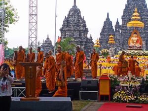 Rangkaian Waisak, Ratusan Umat Buddha Ikuti San Bu Yi Bai di Candi Sojiwan