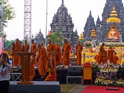 Rangkaian Waisak, Ratusan Umat Buddha Ikuti San Bu Yi Bai di Candi Sojiwan