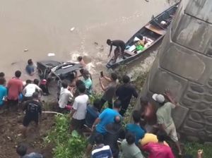 Mobil Travel Nyemplung ke Sungai di Mura, 4 Penumpang Tewas Mobil Travel Nyemplung ke Sungai di Mura, 4 Penumpang Tewas