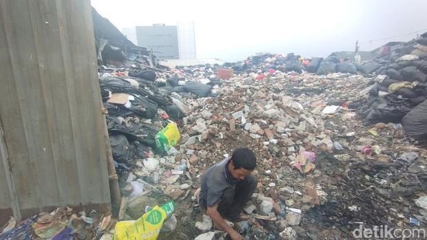 Penampakan tumpukan sampah yang menimbulkan bau menyengat di Joglo, Kembangan, Jakbar (Belia/detikcom)