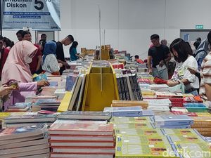 Cerita Yana Manfaatkan Libur Panjang dengan Berburu Buku