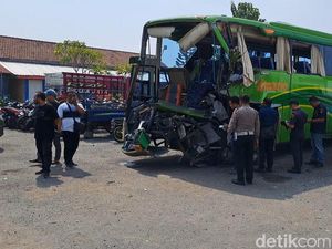 Dishub Jatim Beri Teguran PO Bus Kecelakaan Tewaskan 2 Orang di Tol Jombang Dishub Jatim Beri Teguran PO Bus Kecelakaan Tewaskan 2 Orang di Tol Jombang