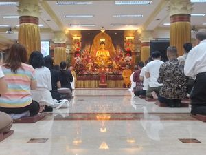 Syahdunya Perayaan Waisak di Wihara Ekayana Arama, Dipadati Ribuan Orang Syahdunya Perayaan Waisak di Wihara Ekayana Arama, Dipadati Ribuan Orang