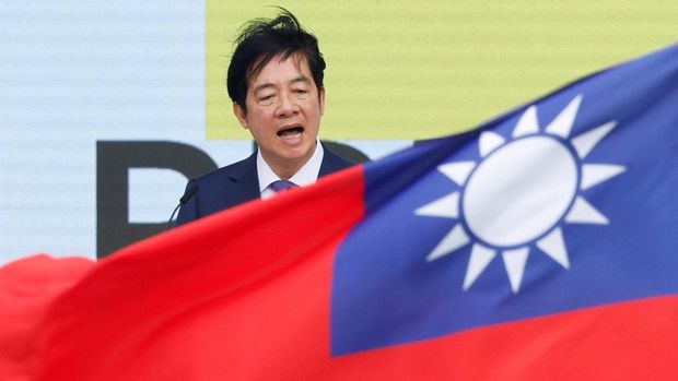 Presiden baru Taiwan Lai Ching-te berbincang di atas panggung saat upacara pelantikan di luar gedung instansi Kepresidenan di Taipei, Taiwan. (REUTERS/Carlos Garcia Rawlins)