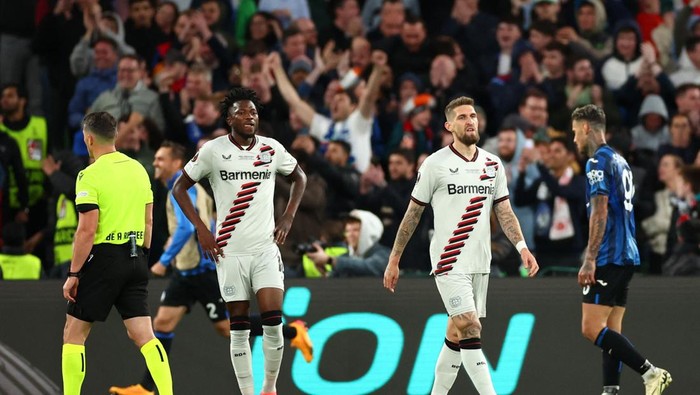 Soccer Football - Europa League - Final - Atalanta v Bayer Leverkusen - Aviva Stadium, Dublin, Ireland - May 22, 2024 Bayer Leverkusens Robert Andrich and Edmond Tapsoba react after Atalantas Ademola Lookman scores their third goal REUTERS/Andrew Boyers