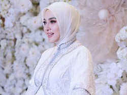 Wajah Glowing Syahrini saat Umumkan Kehamilan Pertama