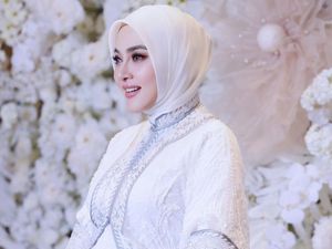 Wajah Glowing Syahrini saat Umumkan Kehamilan Pertama Wajah Glowing Syahrini saat Umumkan Kehamilan Pertama