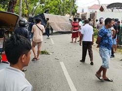 Atap Truk Polresta Gorontalo Lepas Usai Senggol Pohon, 4 Pemotor Luka