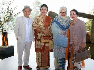 Beda Gaya Kondangan Tutut & Titiek Soeharto di Pernikahan Anak Onky Alexander Beda Gaya Kondangan Tutut & Titiek Soeharto di Pernikahan Anak Onky Alexander