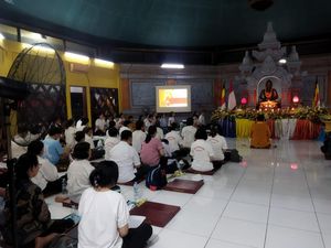 Khidmatnya Umat Buddha Rayakan Waisak di Wihara Aryawipa Arama TMII