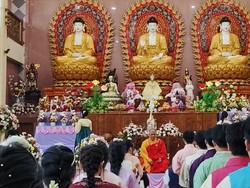 Ribuan Umat Budha Gelar Puja Bakti Peringati Waisak 2.568 BE