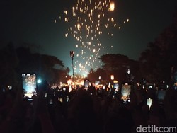 Cantiknya Langit di Atas Candi Borobudur Dihiasi Ribuan Lampion