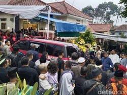 Isak Tangis Warga Kuningan Sambut Kedatangan Jenazah Acep Purnama