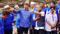 Zulhas Cek Lokasi dan Beri Bantuan Korban Banjir Sumbar