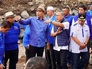 Zulhas Cek Lokasi dan Beri Bantuan Korban Banjir Sumbar