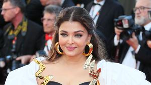Gaya Aishwarya Rai di Red Carpet Cannes, Gaun Dramatis-Lengan Pakai Gips