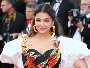 Gaya Aishwarya Rai di Red Carpet Cannes, Gaun Dramatis-Lengan Pakai Gips Gaya Aishwarya Rai di Red Carpet Cannes, Gaun Dramatis-Lengan Pakai Gips