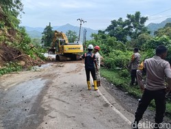3 Alat Berat Bersihkan Material Longsor di Poros Maros-Bone di Tompo Ladang
