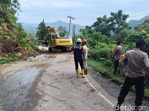 3 Alat Berat Bersihkan Material Longsor di Poros Maros-Bone di Tompo Ladang 3 Alat Berat Bersihkan Material Longsor di Poros Maros-Bone di Tompo Ladang
