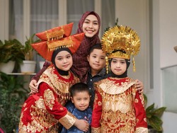 Oki Setiana Dewi Tinggalkan Si Bungsu di Indonesia dengan Ayah Demi Kebaikan